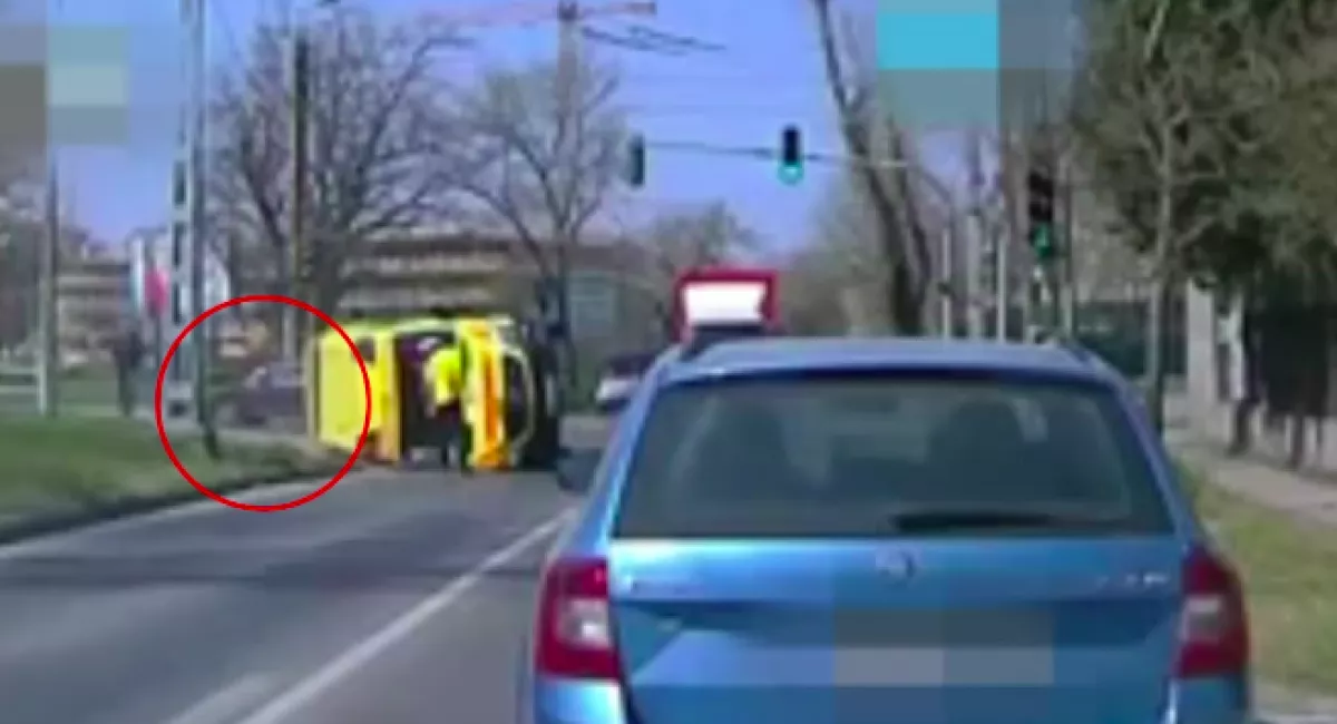 Ittasan csapódott a szirénázó mentőnek a 29 éves férfi Zuglóban - Videón az ütközés