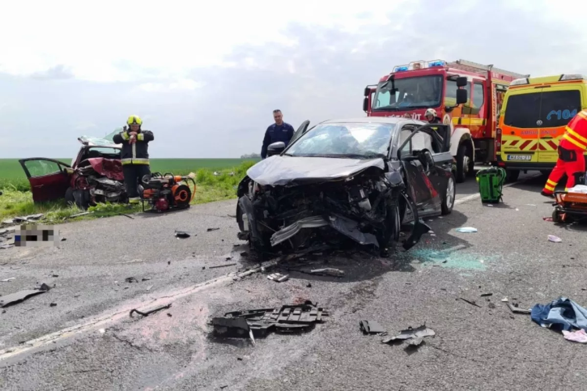 Tűzoltók, mentők a helyszínen - Már két halottról írnak a 61-esen történt baleset kapcsán