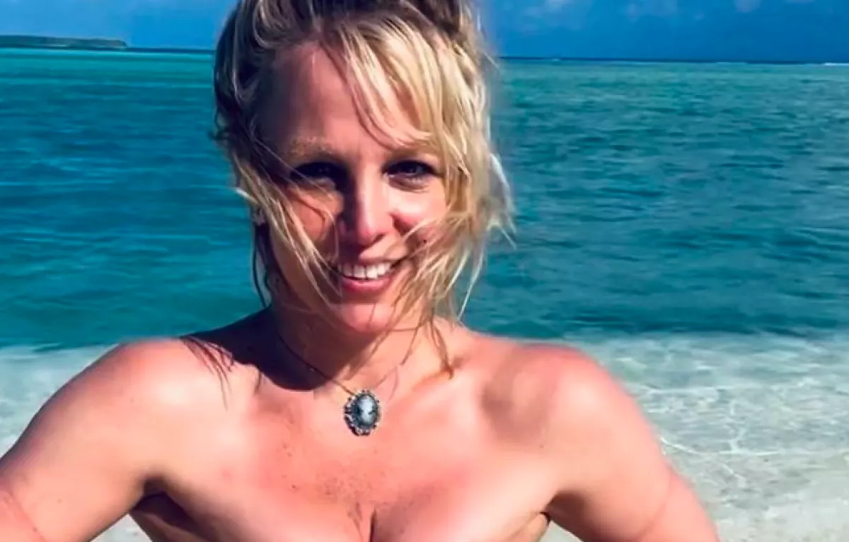 Se bugyi, se más: 12 meztelen kép került a netre Britney Spears-ről - Fotók