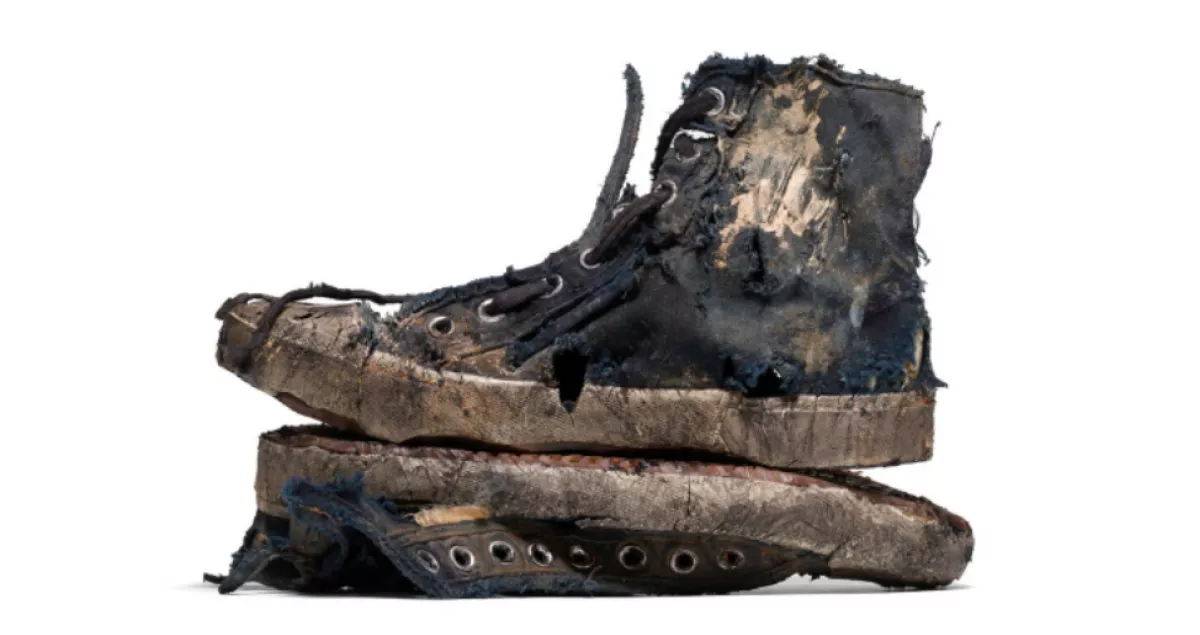 Botrány! Ez a "szétbombázott" tornacipő a nyár trendje? - Kiakadtak a netezők az árán!