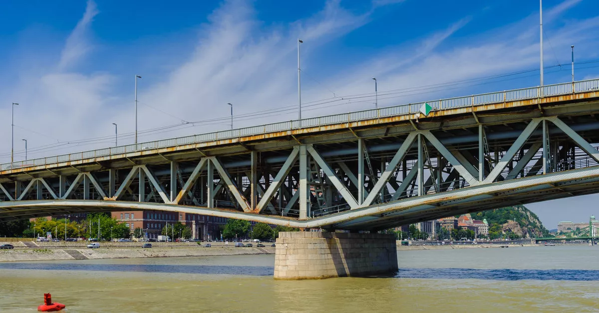 A Dunába zuhant egy 17 éves fiú a Petőfi hídról