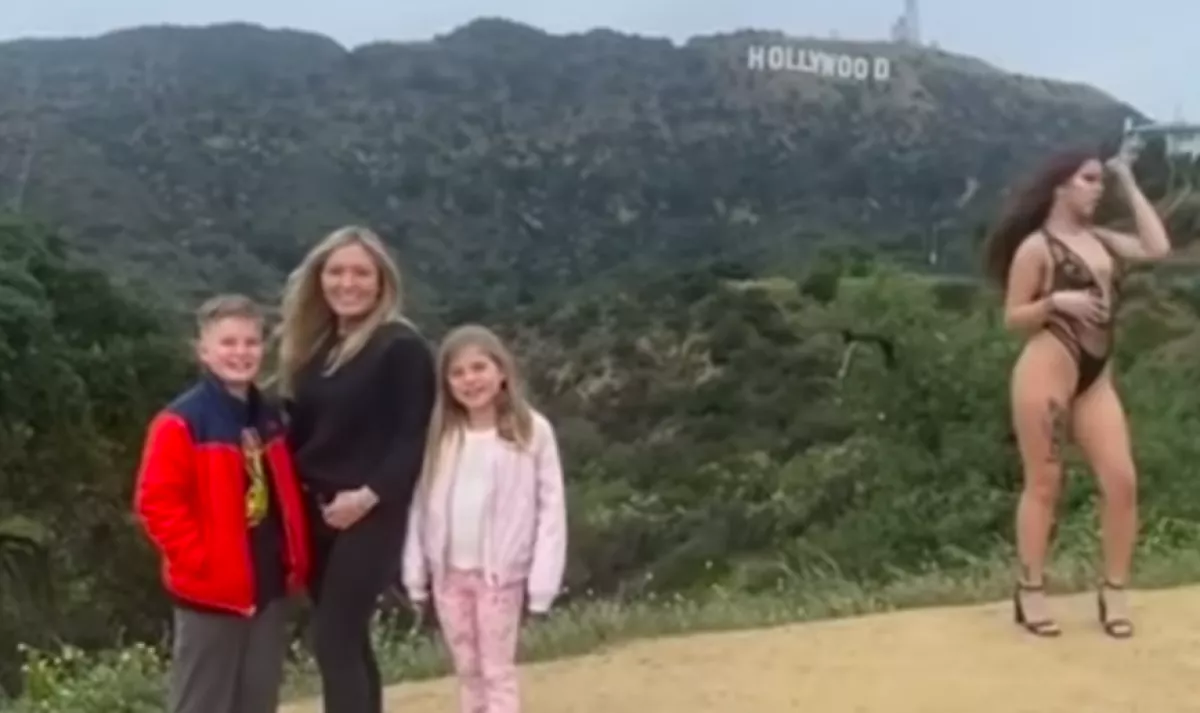 Fehérneműs modell zavarta meg a családi szelfit a Hollywood-felirat alatt - Persze, apa rögzítette - Videó