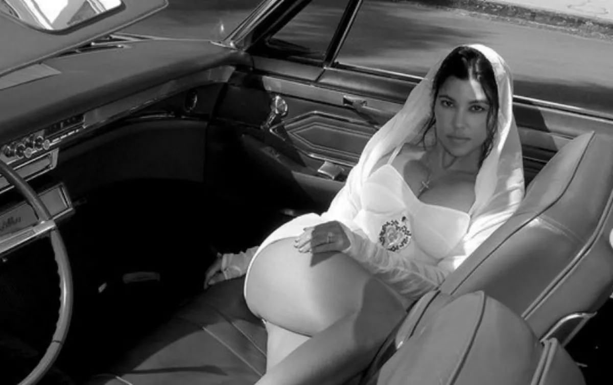 Hivatalosan is elvették a Kardashian-lányt - Megjöttek az első képek