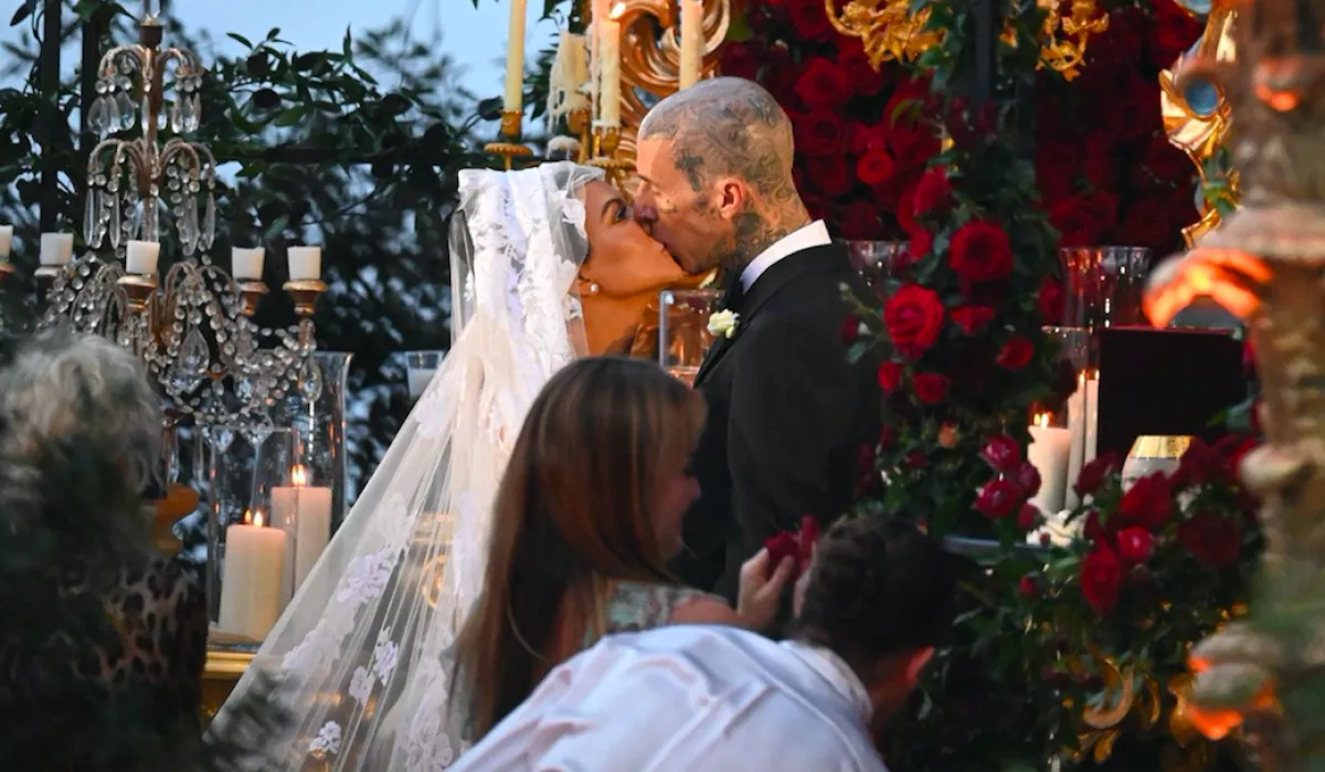 Luxus a köbön: csipke fehérneműben ment férjhez Kourtney Kardashian - Oltár épült az öbölben - Fotók