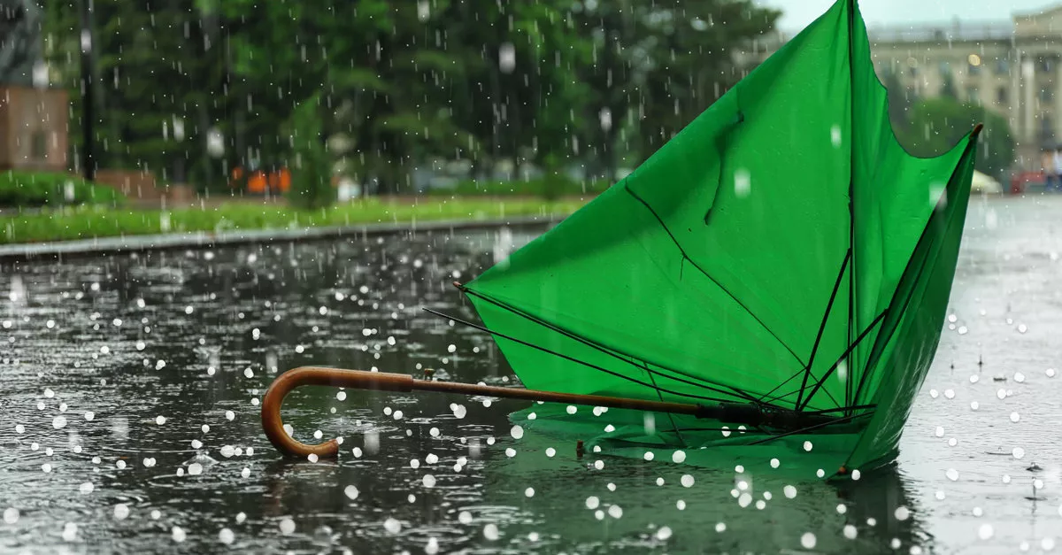 Másodfokú riasztás 12 megyére - brutális szél és jégeső érkezik