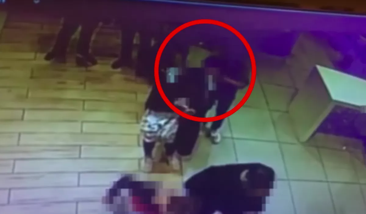 Itt a videó! Egy 12 és egy 14 éves lány rabolt ki egy külföldi férfit egy belvárosi gyorsétteremben