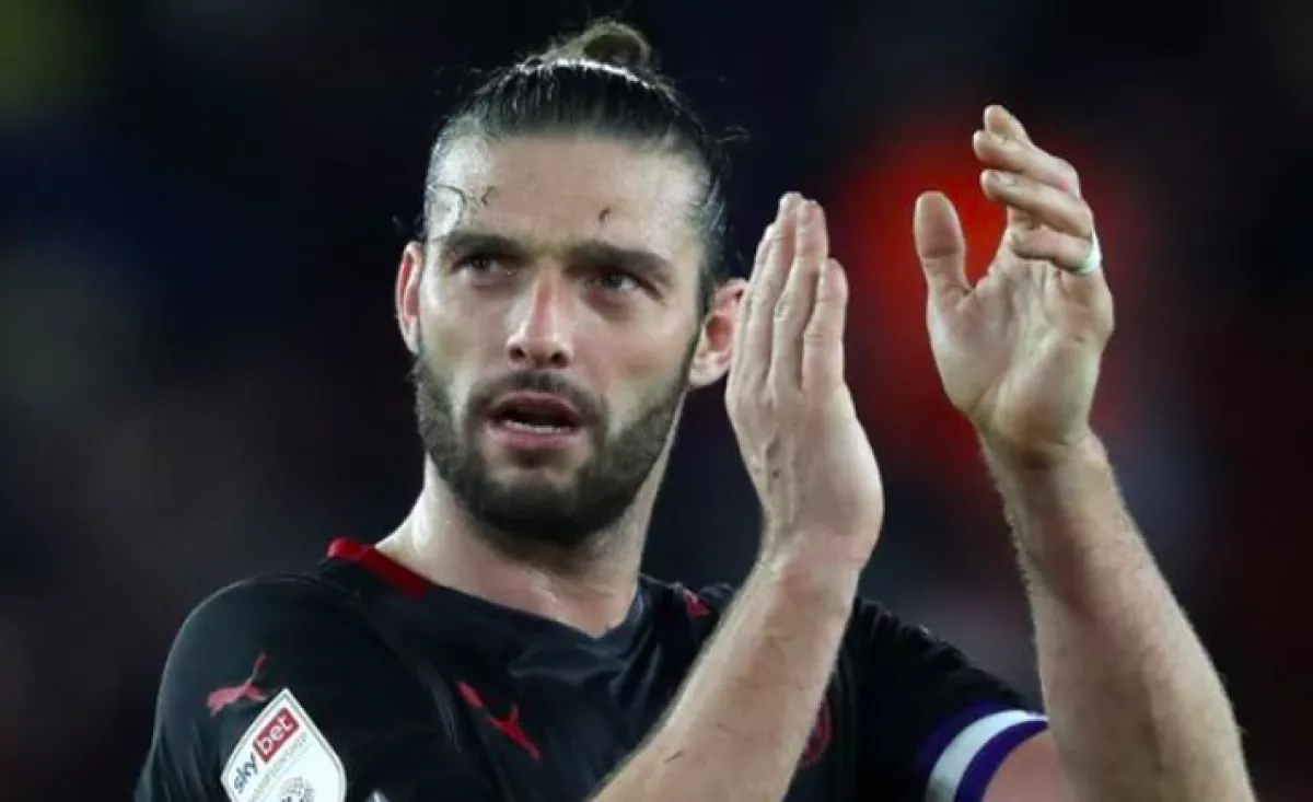 Részeg sztárfocistával az ágyában posztolt a pincérlány, a sportolónak vasárnap lenne az esküvője