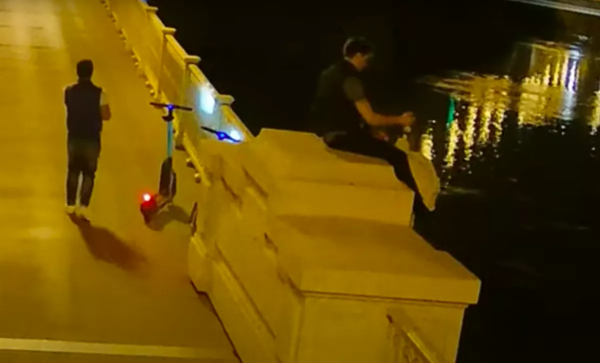 Felismered őket? Durva dolgot tettek a Margit hídon, körözik őket - Videó