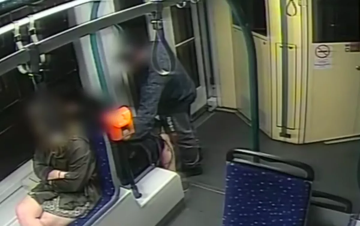 Az alvó emberekre utazott a villamoson Ottó, de elfogták a rendőrök - Videó