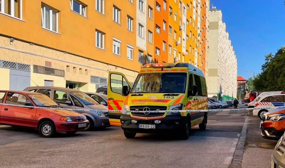 Fotó a helyszínről: a kilencedikről vetette magát mélybe egy nő Budapesten