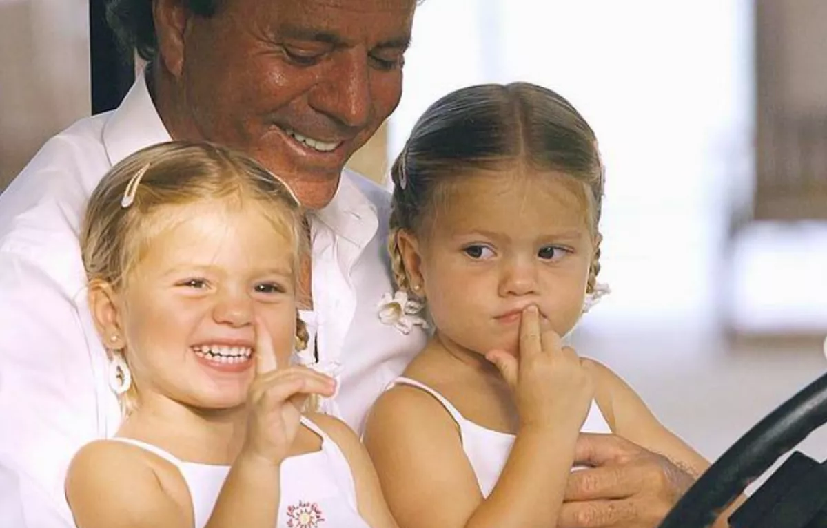 Merész képek: Enrique Iglesias 21 éves ikerhúgaiért megőrülnek a netezők - Fotók