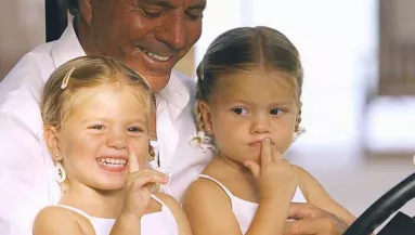 Merész képek: Enrique Iglesias 21 éves ikerhúgaiért megőrülnek a netezők - Fotók