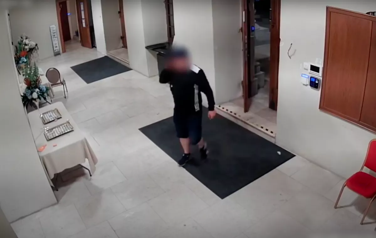 Nem érte el a barátnőjét Zsolt, hajnalban tört be az Óbudai Zsinagógába, hogy megkeresse - Videó