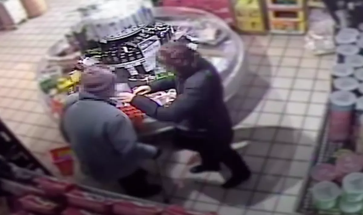 Idősekre utazott az álmasszőr - Az utcán, boltban környékezte meg őket, majd... - Videó