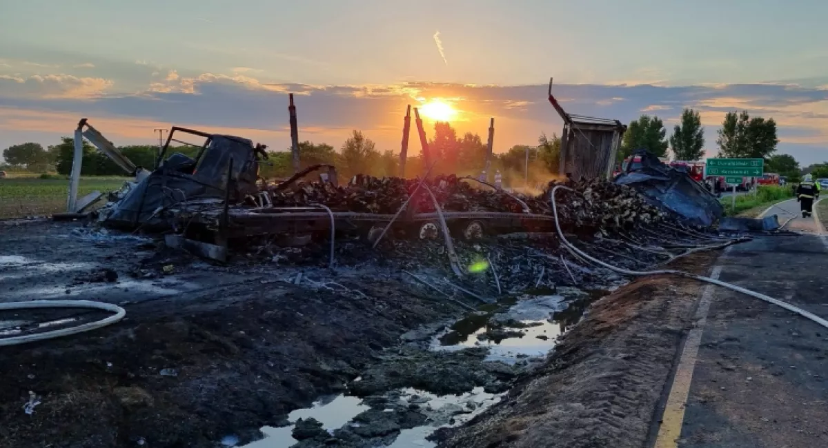 Borzalom az 53-ason: lángoltak a járművek, hárman szörnyethaltak - Fotó