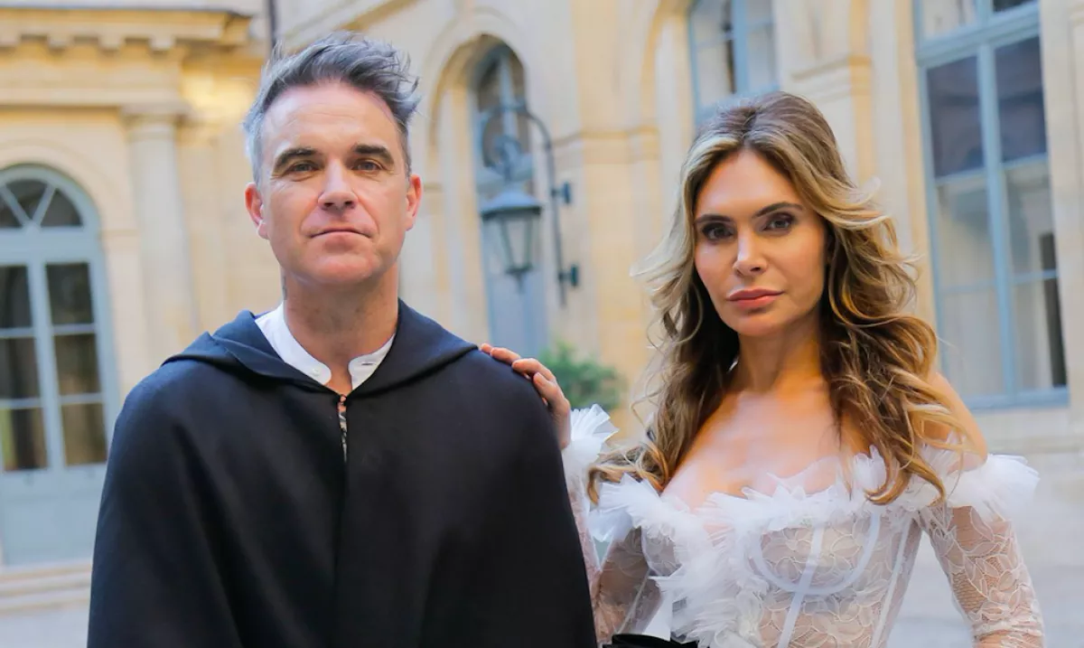 Sápadt, beesett arc, furcsa tekintet - Robbie Williamsért aggódnak a rajongói - Fotók