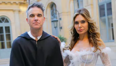 Sápadt, beesett arc, furcsa tekintet - Robbie Williamsért aggódnak a rajongói - Fotók