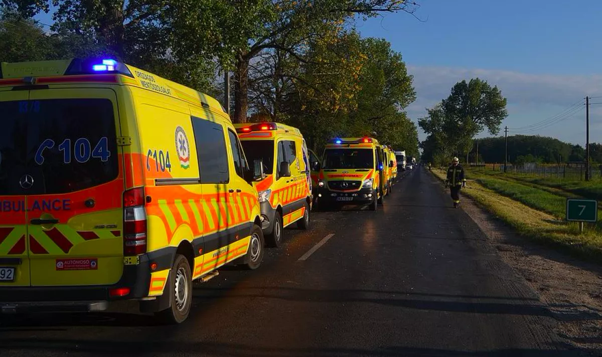 Egy 25 éves nő és a 9 éves fia meghalt - Friss közlemény a buszmegállóba hajtó kisbusz ügyében