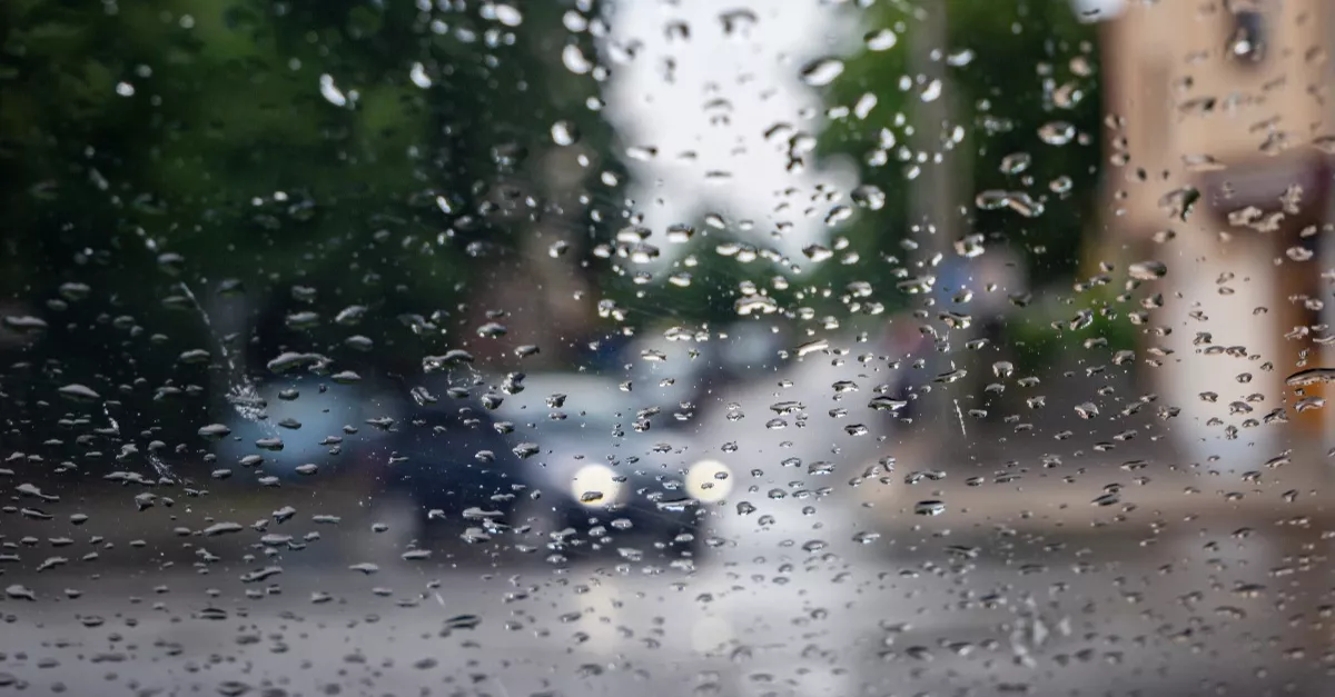 13 megyére zivatarok, 4 megyére viharos szél miatt adtak ki riasztást