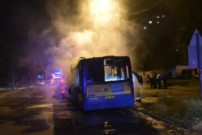 Busz égett az Üllői úton