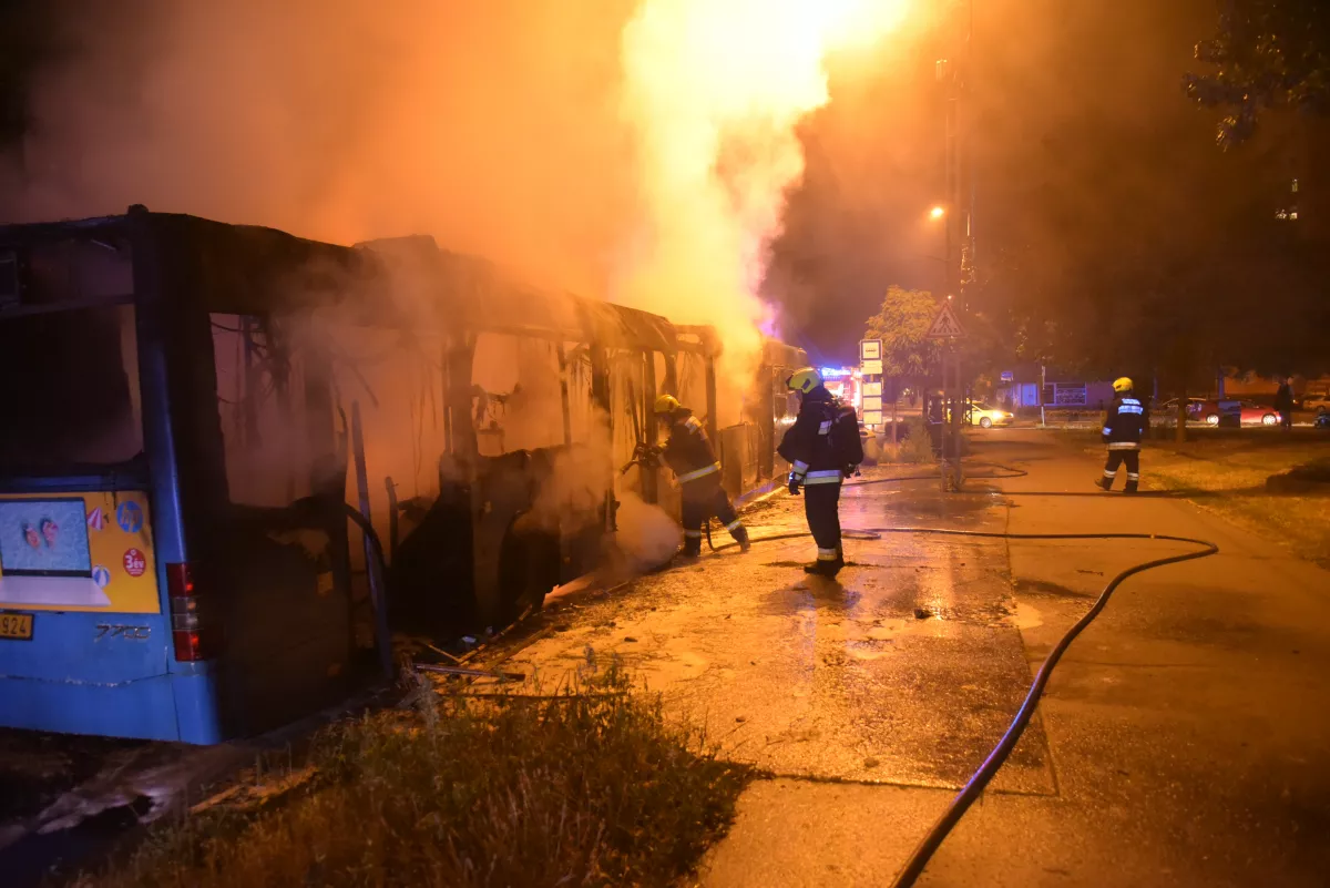 Megjöttek a képek: lángolt egy busz éjjel az Üllői úton - 80 utas volt rajta