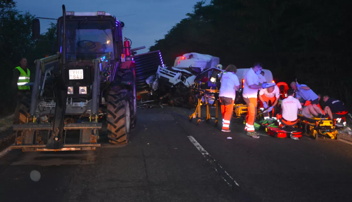 Megjöttek a képek: halálos tömegszerencsétlenség a 42-esen