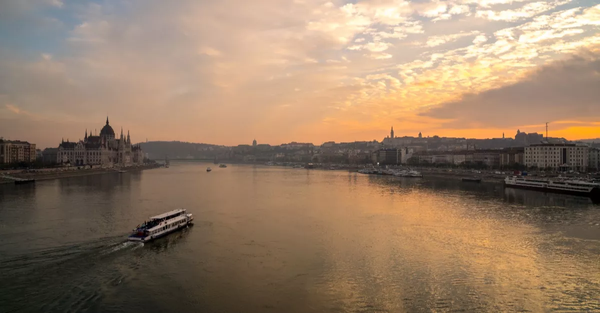 Hajnali fél 5-kor érkezett a hívás a rendőrségre: egy nő sodródik a Duna fővárosi szakaszán