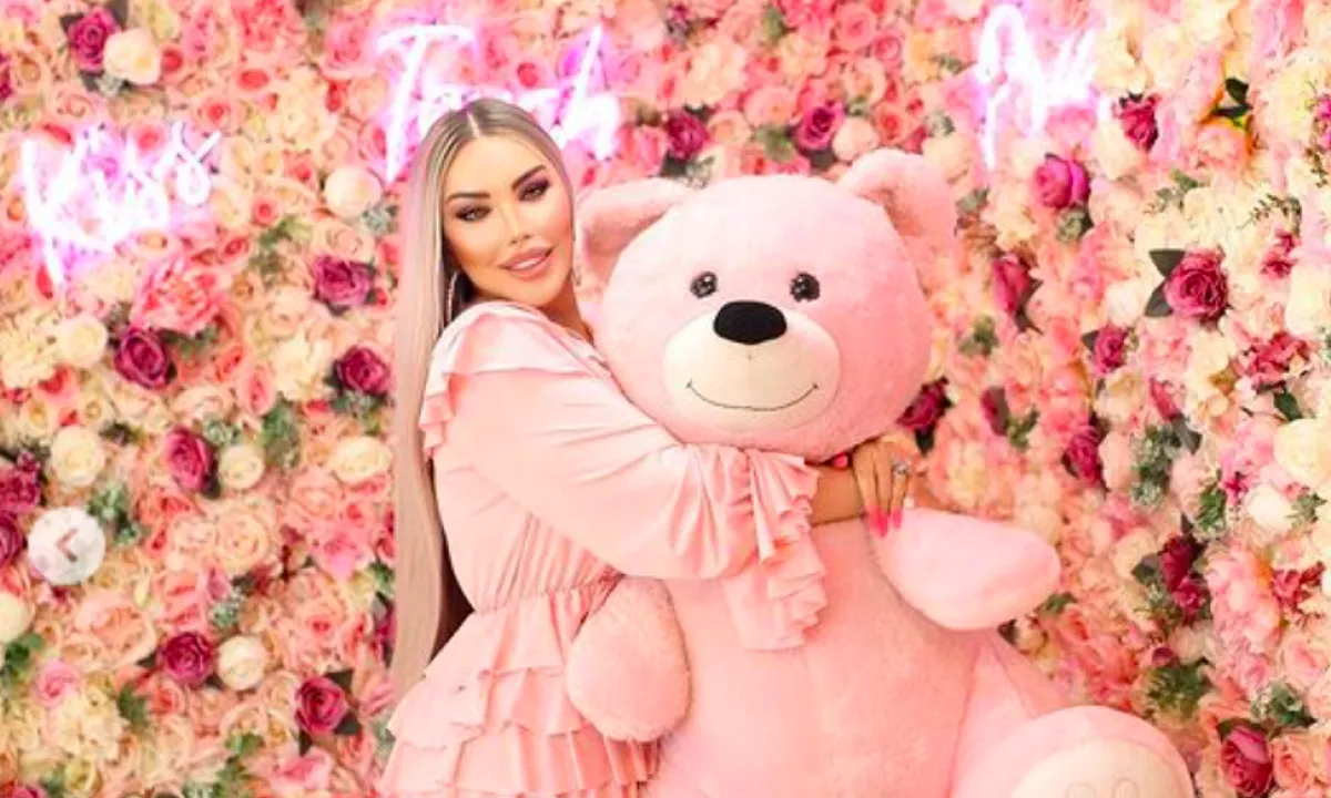 Sokkoló képek: darabjaira esik a Barbie-vá operált Ken baba - Fotók