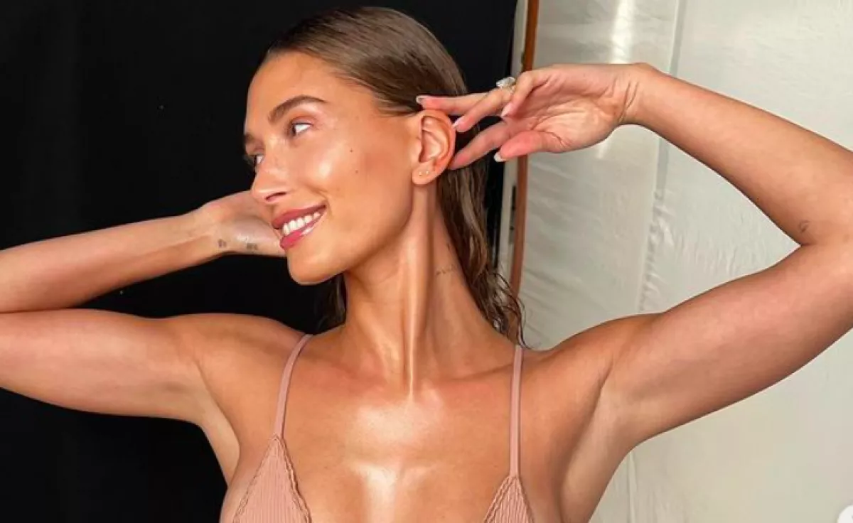 Mázas fánk a nyár körömtrendje - Hailey Bieber robbantotta - Fotók