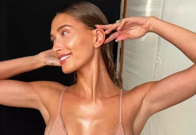 Mázas fánk a nyár körömtrendje - Hailey Bieber robbantotta - Fotók