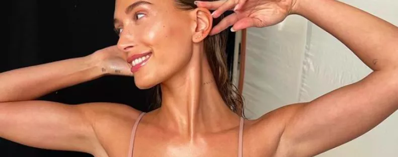 Mázas fánk a nyár körömtrendje - Hailey Bieber robbantotta - Fotók