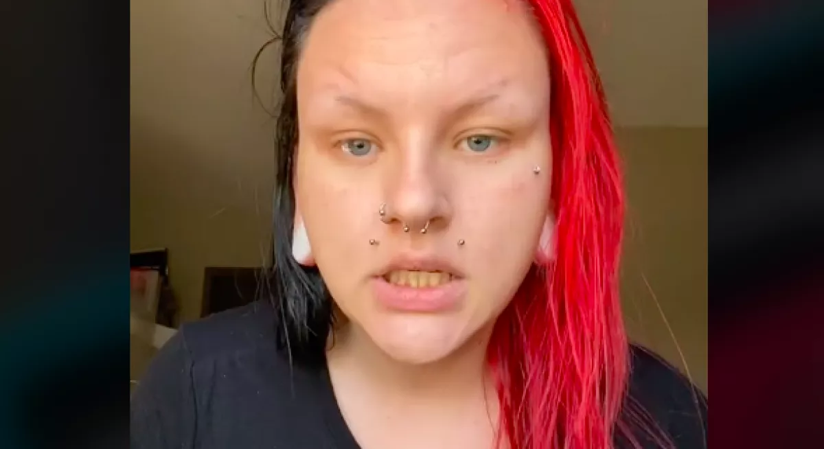 Ezen a tiktokeren röhög a világ - Nem a szemöldöke, az új tetkója miatt