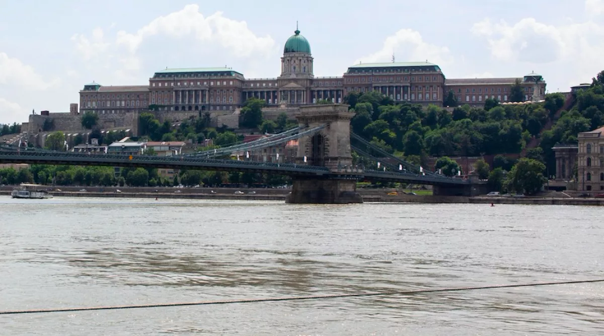 A szülők ellen nyomoznak: egy 11 éves fiú a Dunába fulladt, öccsét egy motor ütötte el pár perccel később