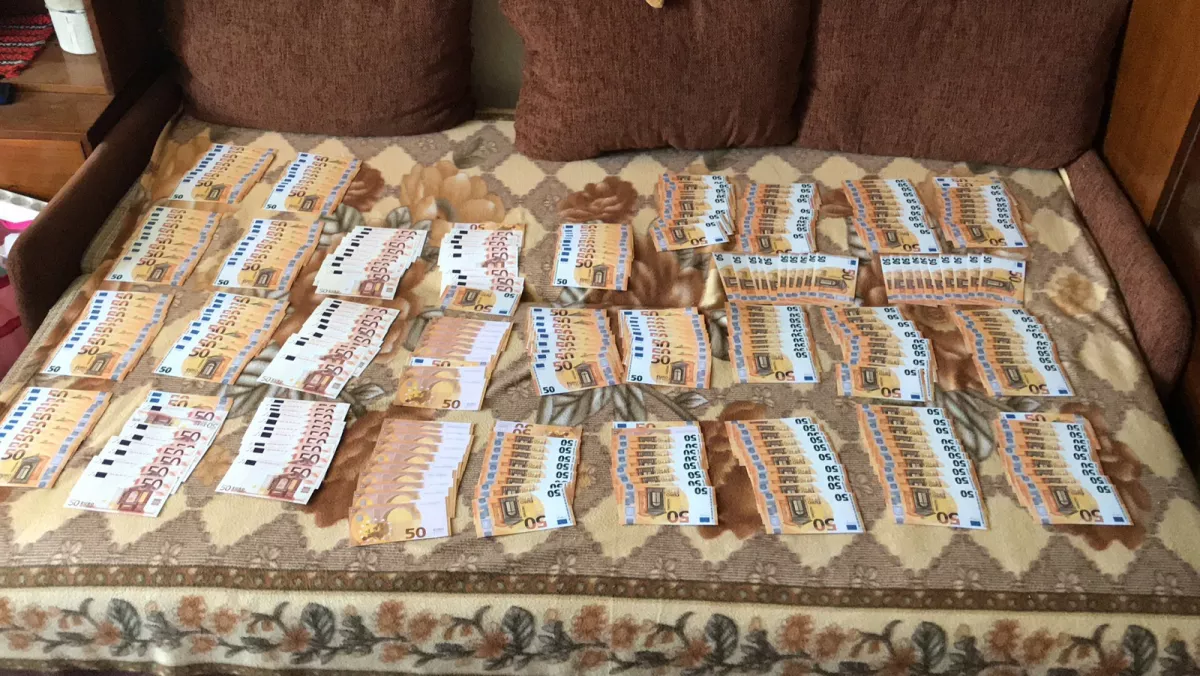 Hegyekben álltak a milliók - Múzeumokat, színházakat, sportegyesületeket várt a 95 fős bűnbanda - Fotók