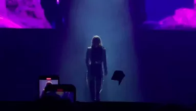 Videón a bizonyíték: Lady Gaga-t egy láthatatlan erőtér védi a rajongóktól