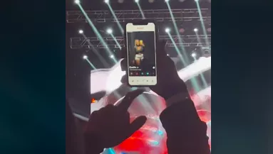 Egy koncerten tinderező fiút videózott le a lány, majd hirtelen megtörtént a csoda - Videó