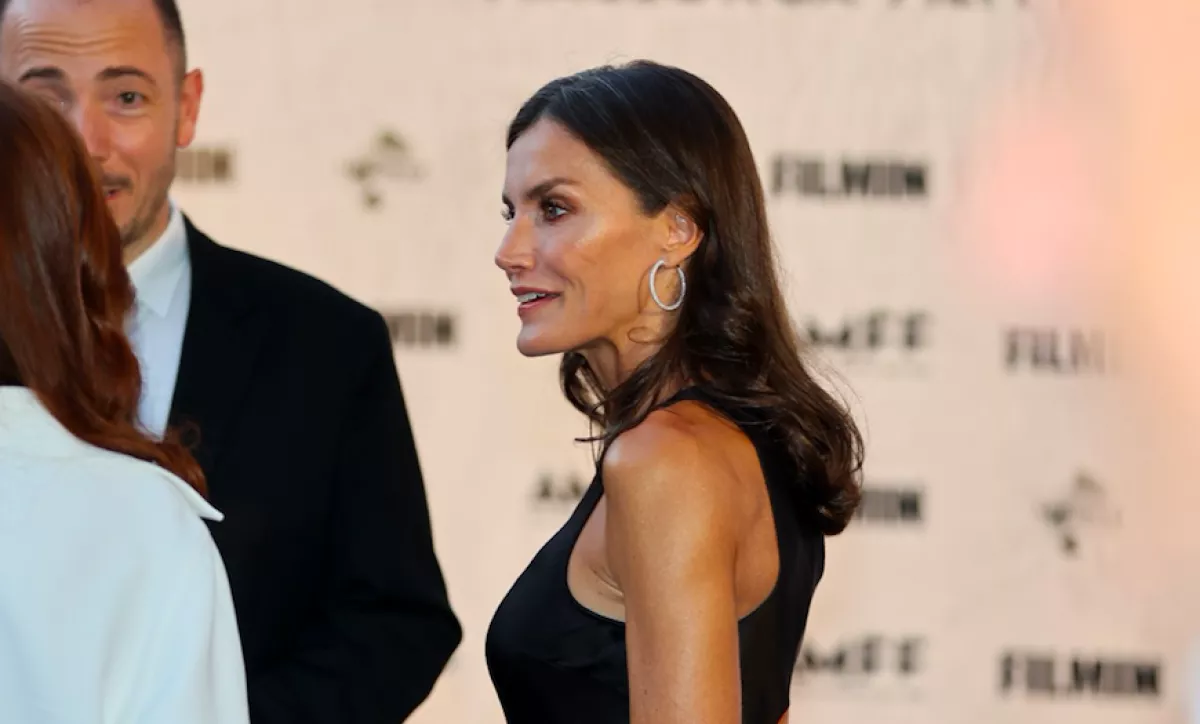 Megőrülnek a nők Leticia királyné 10 ezres Zara ruhájáért - Fotó