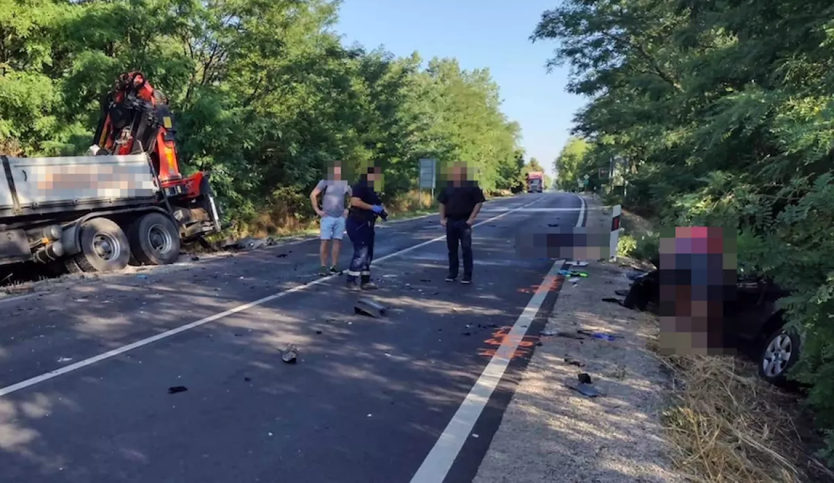 Megrázó képek a 81-esről: az úton feküdtek a holttestek 