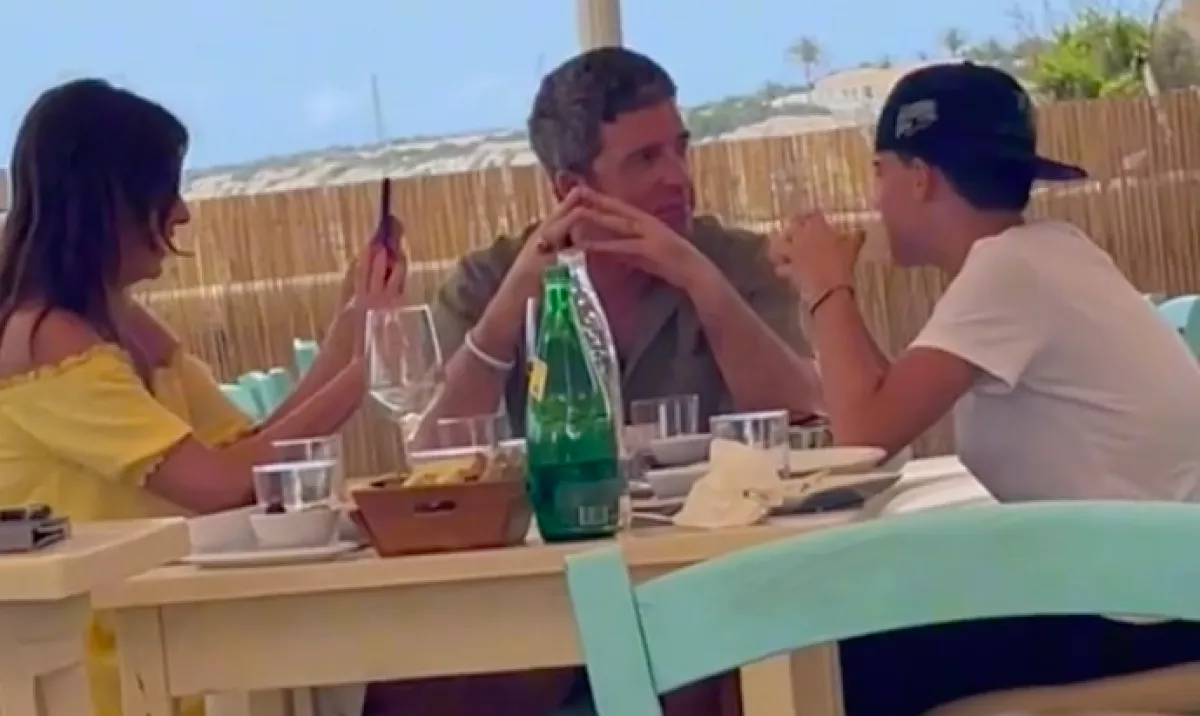 A családjával ült le egy ebédre Ibizán az Oasis frontembere, ami ezután történt, arra nicsenek szavak - Videó