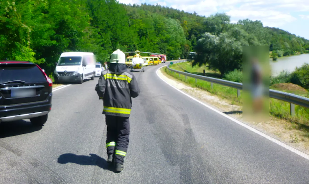 Mentőhelikoptert is riasztottak: egy nő elhunyt, hárman megsérültek a 76-oson - Fotók