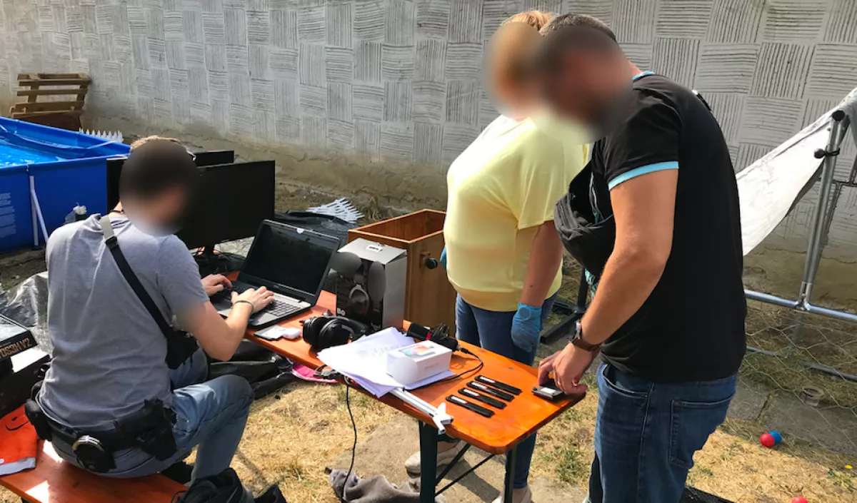 Adathalászattal keresett milliókat a 17 éves fiú és a 21 éves Máté - Lecsaptak a zsaruk - Fotók