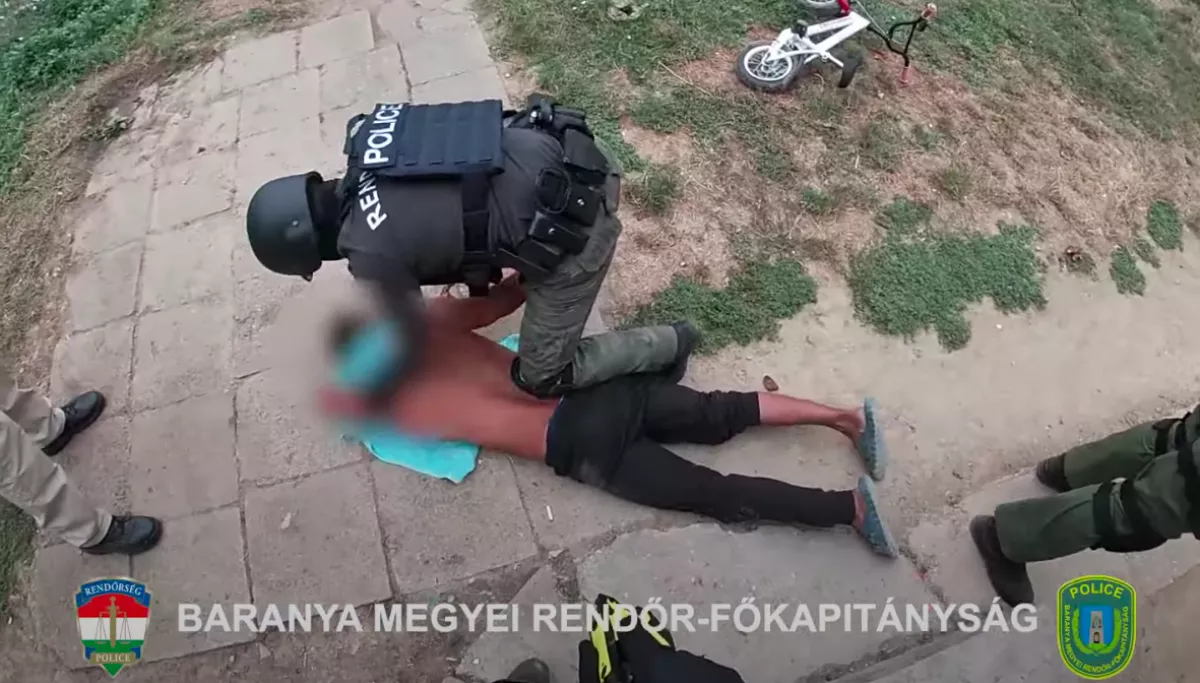 Döbbenetes képek! Molotov-koktélokkal gyújtották rá egy családra a házukat Véménden