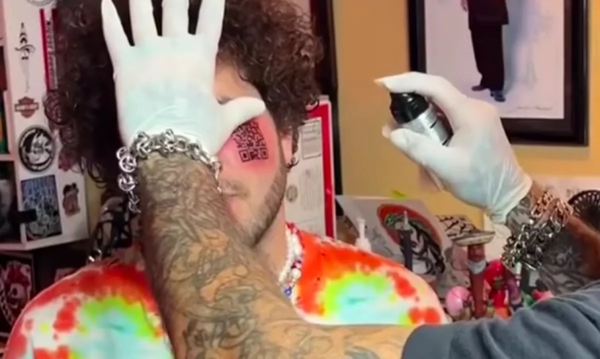 "Rossz döntés" - Egy QR-kódot tetováltatott az énekes az arcára, nem hiszed el, mit rejt - Videó