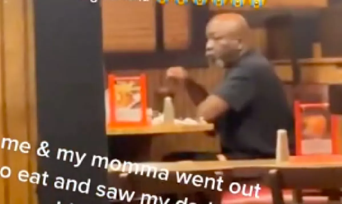 Meglátta az apját a 22 éves lány az étteremben és rögtön tudta, a családjuknak vége - Videó