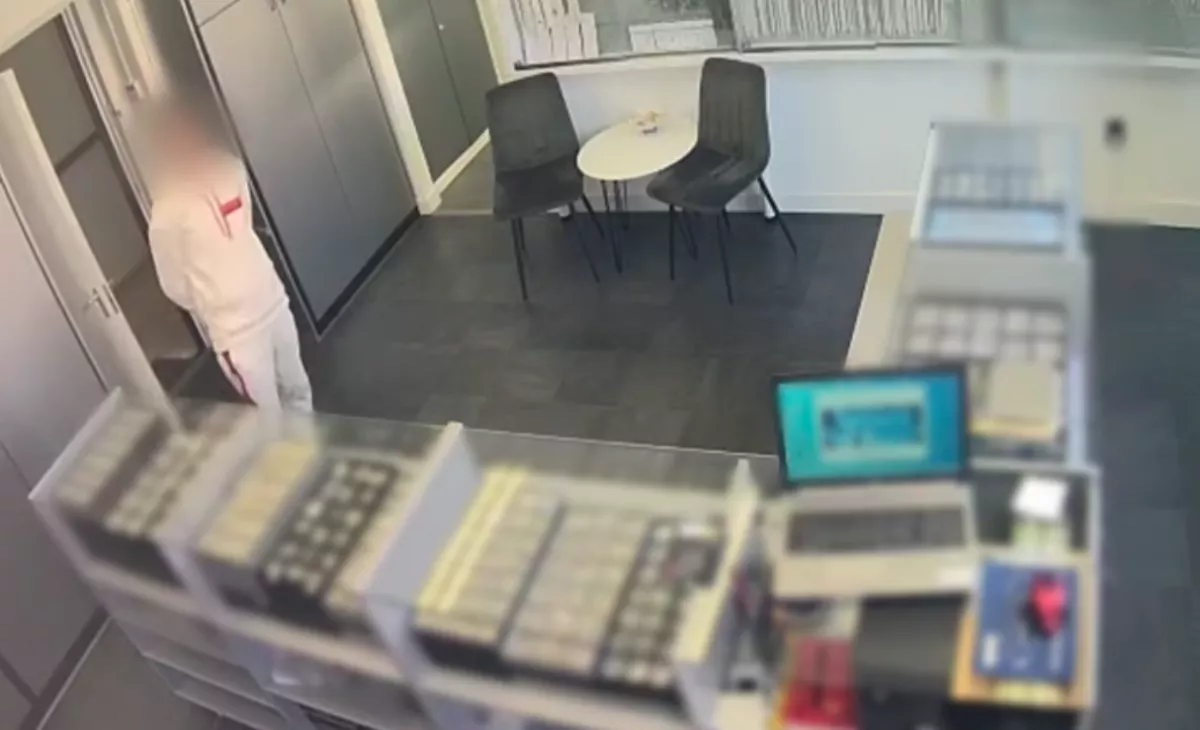 Kamera rögzítette: többmilliós aranyrablás Budapesten - Videó