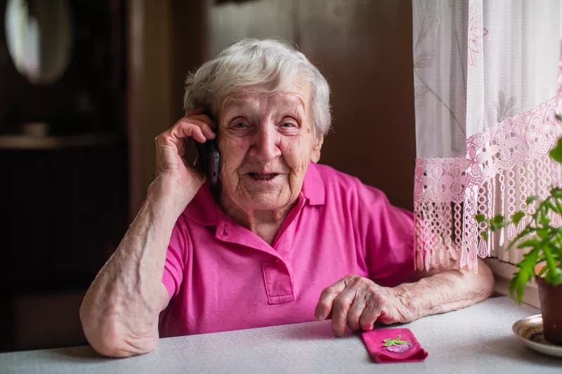 Idős nő telefonál