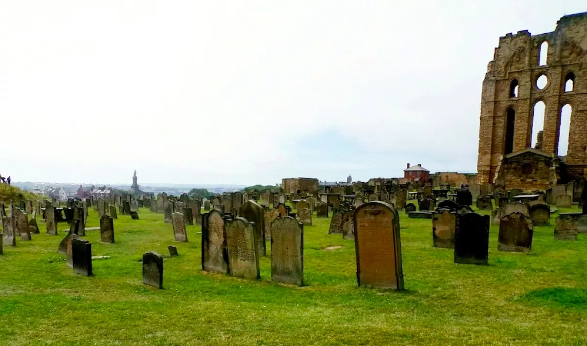 Te is látod? Egy gyönyörű nő szelleme tűnt fel a takarítónő temetői fotóján