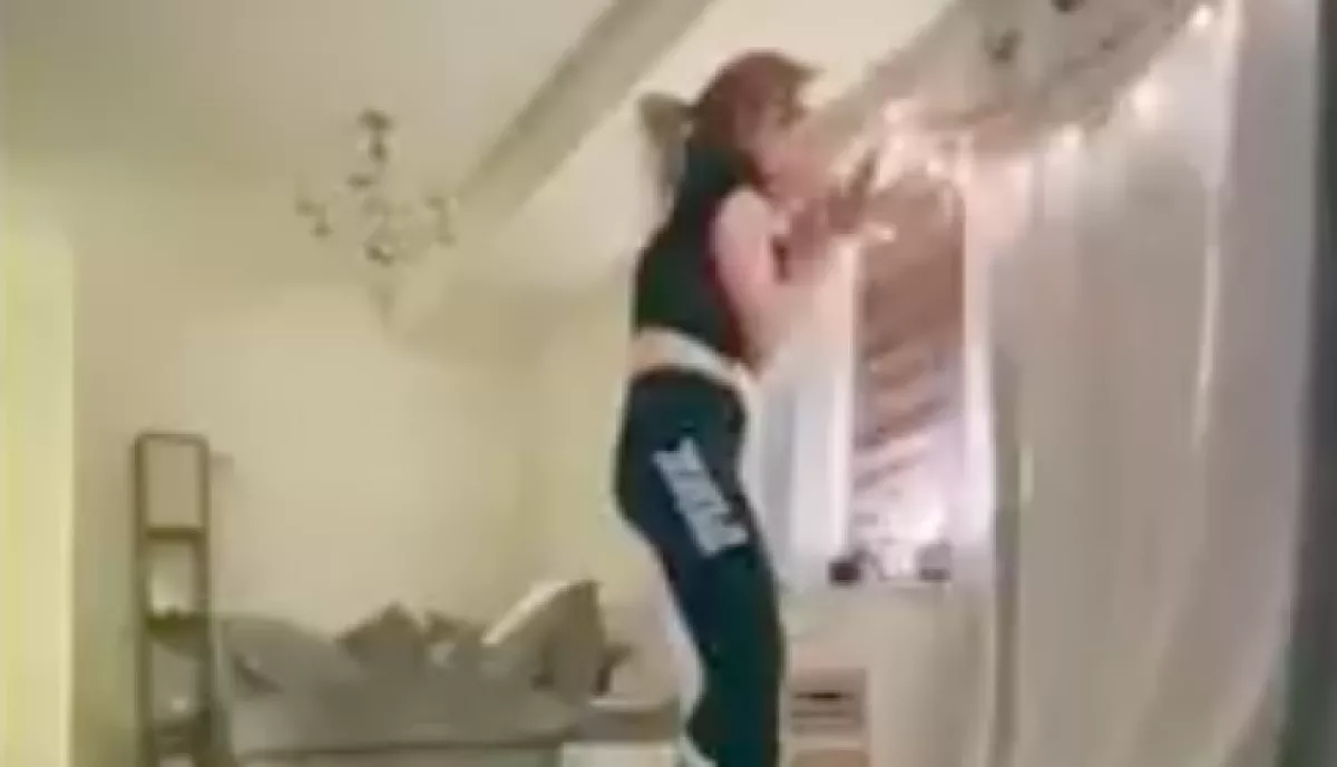 Itt a felvétel! Rémisztő alak tűnt fel a Tik-Tok videót forgató lány nappalijában