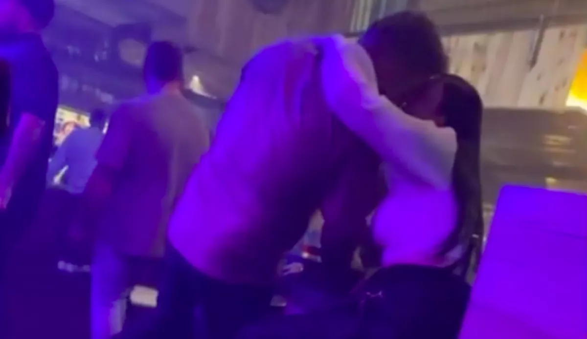 Videóra vette a lány: közös barátnőjükkel csalta meg a párját ez a férfi - Hajtóvadászat indult!