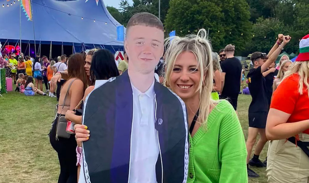 Egy kartonból kivágott fiúval ment fesztiválozni ez a nő, az ok könnyeket csal az emberek szemébe